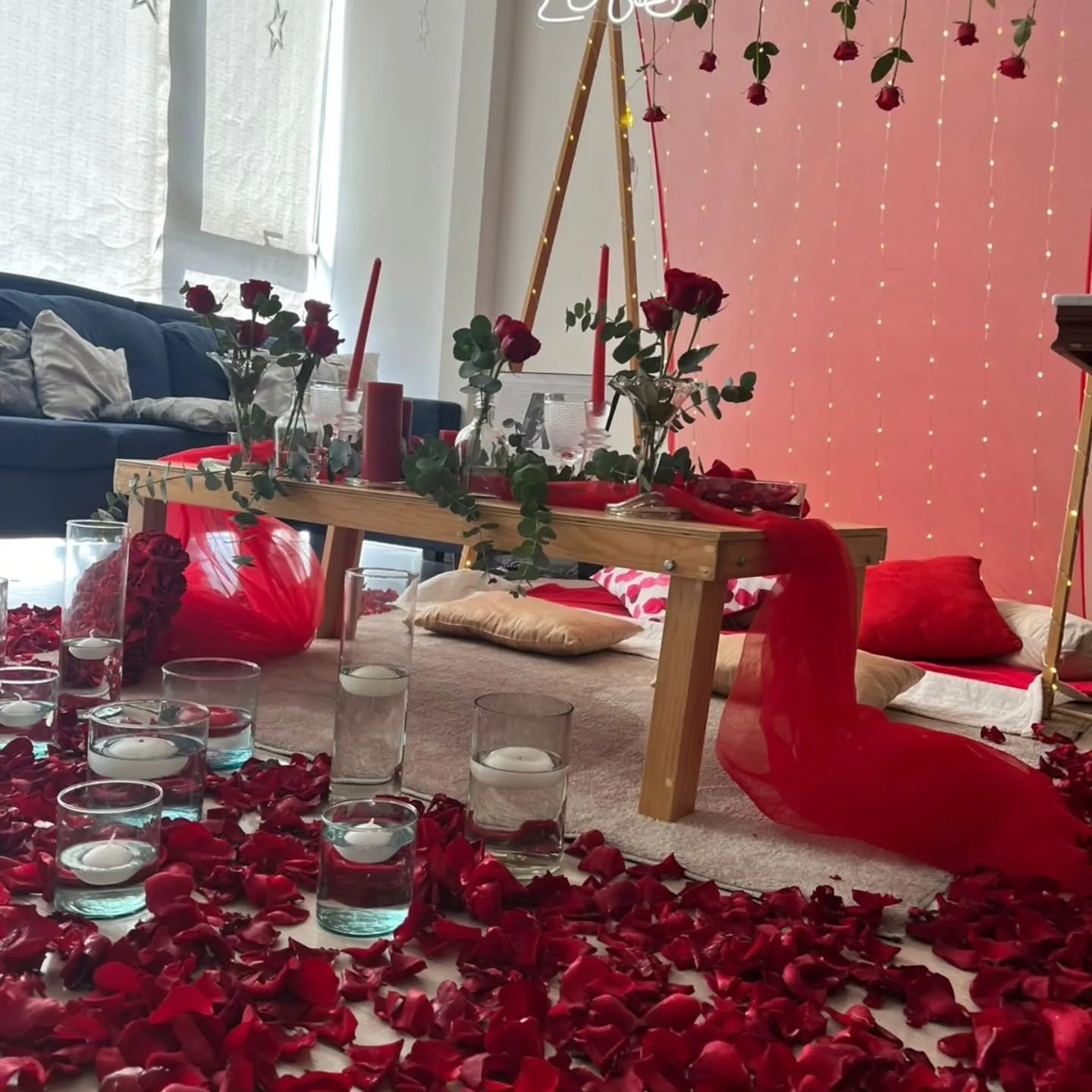 Decoración romántica con rosas y velas