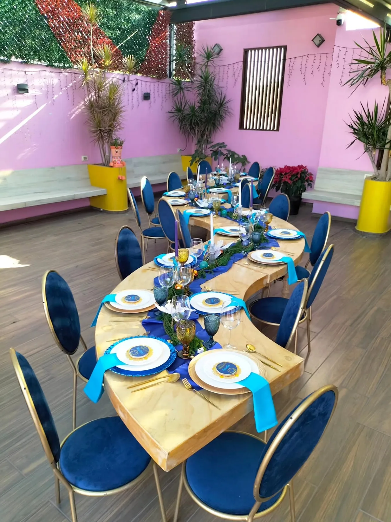 Mesa azul decorada para evento