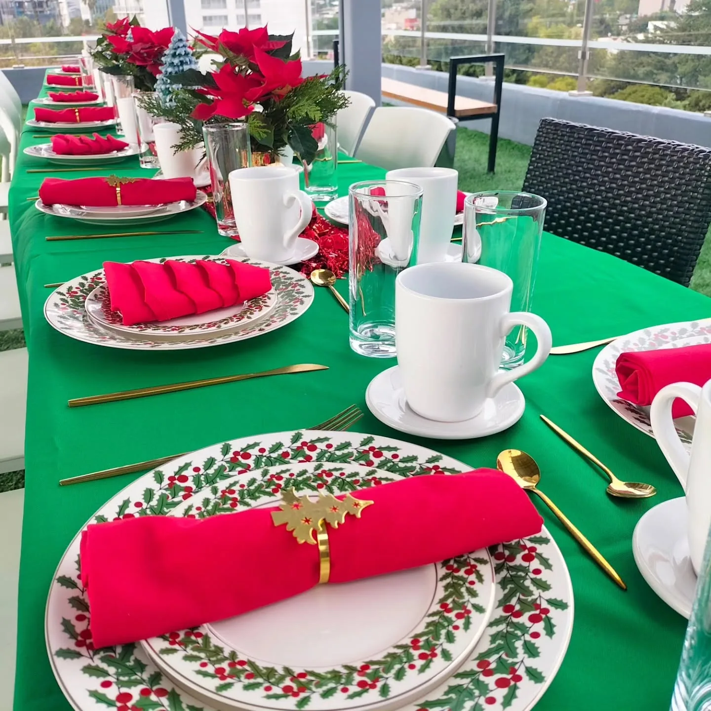 Mesa navideña en terraza