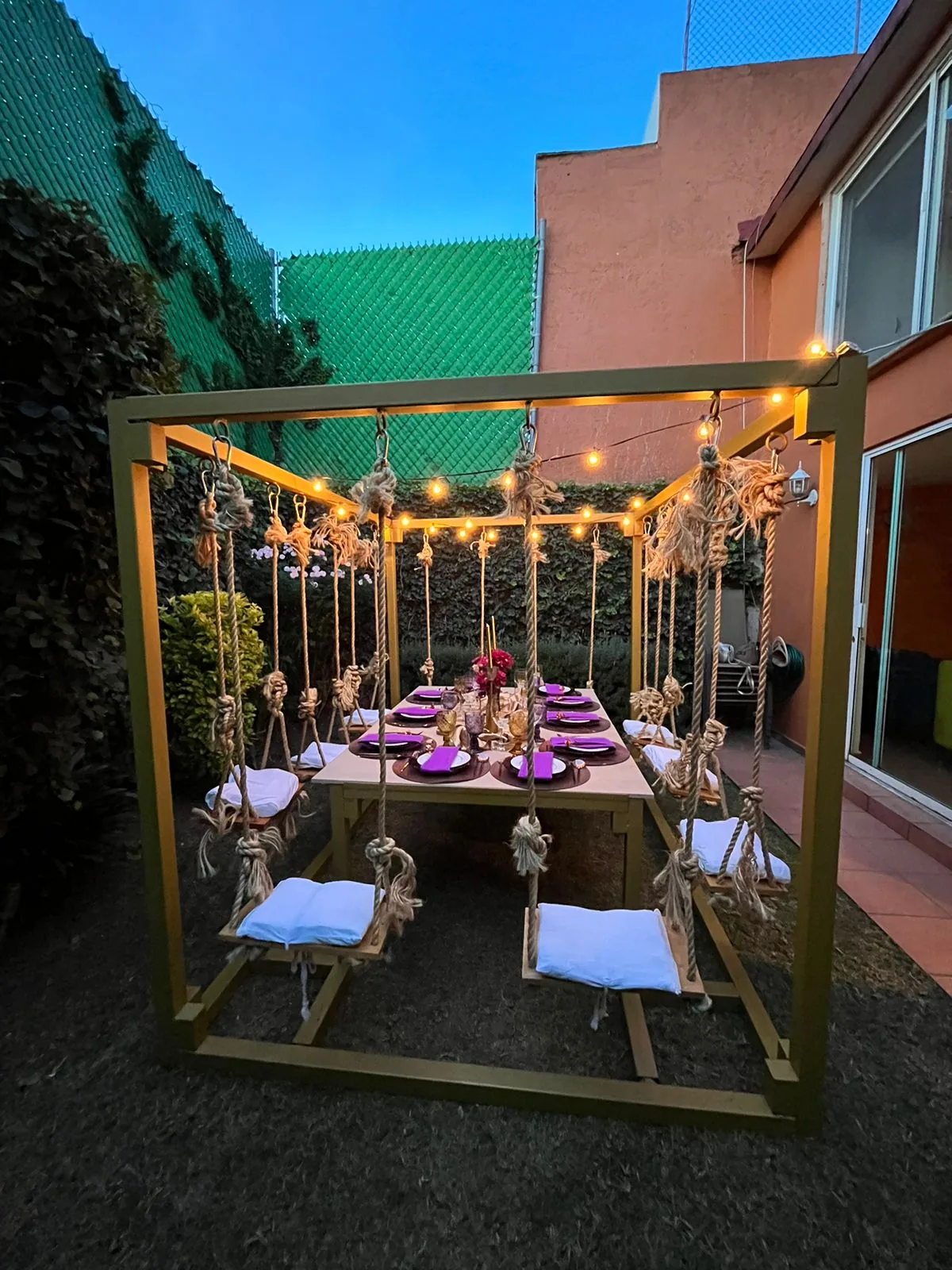 Mesa elegante con columpios y decoración roja
